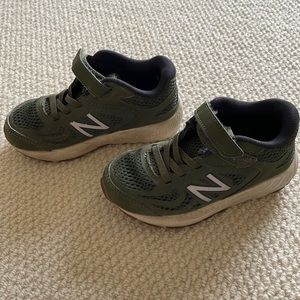 Toddlers New Balance sneakers in green